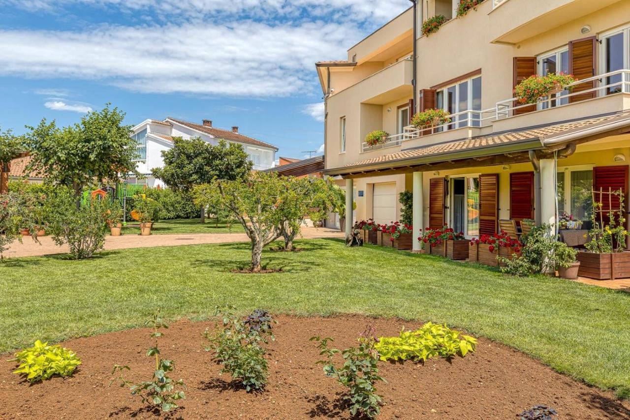 Apartment Complex Irena With Pool Porec Exterior photo